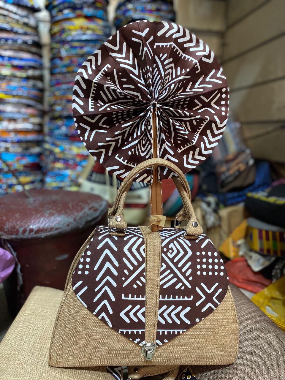 Bolso y Abanico marrón